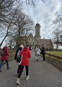Die Gruppe macht sich auf den Weg zu einem markanten Turmgebäude.