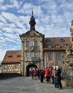 Die Wandergruppe versammelt sich vor dem historischen Rathaus mit seinem markanten Torturm.