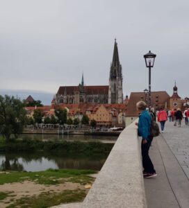 Eine Teilnehmerin genießt von der steinernen Brücke aus den Blick auf die Altstadt und den Dom.