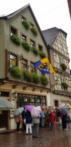 Mit bunten Regenschirmen bewaffnet erkundet die Gruppe die Fachwerkgassen.