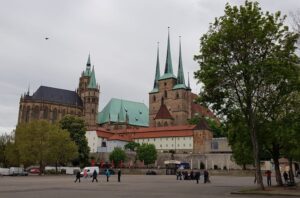Die markanten gotischen Türme prägen die Silhouette der historischen Stadt.