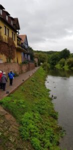 Entlang des Flussufers spazieren die Teilnehmerinnen vorbei an schwimmenden Enten.