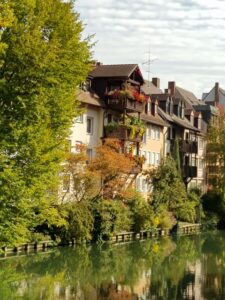 Blumengeschmückte Balkone zieren die historischen Fachwerkhäuser direkt am Wasser.