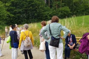 Die Gruppe legt am Wegesrand eine kurze Rast ein und genießt die Aussicht.