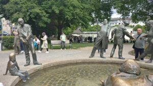Bronzefiguren am Brunnen „Kreislauf des Geldes“ im Elisengarten