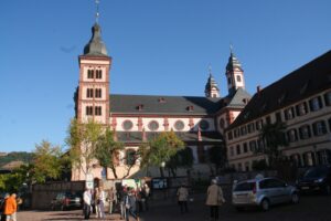 Ankunft am Schlossplatz mit Blick auf die Abteikirche Amorbach