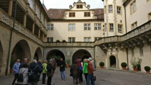 Blick auf die historischen Arkaden im Innenhof von Schloss Langenburg