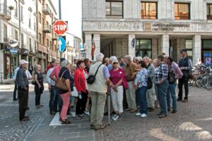 Reisegruppe wartet an einer Straßenecke der Altstadt