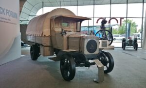 Historischer Lastwagen im MAN Truck Forum München
