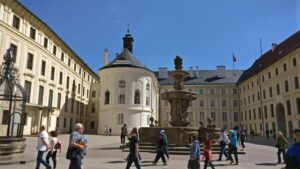 Innenhof mit Kohlbrunnen und Kreuzkapelle