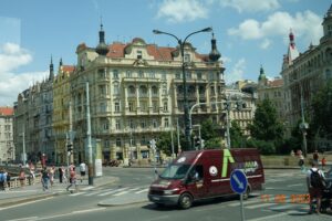 Verkehrsknotenpunkt in der Prager Altstadt mit prunkvollen Jugendstilfassaden