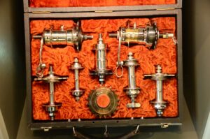 Historische Fahrradnaben und technische Bauteile in einer Schauvitrine