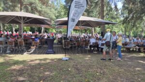 2025_Sommerfest - Das Banner begrüßt die Gäste zum Sommerfest 2025.