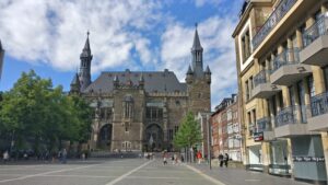 Das gotische Rathaus mit seinen markanten Türmen