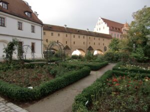 Der gepflegte Rosengarten am Kurfürstlichen Schloss mit Blick auf die historische Stadtbrille