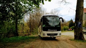 Ein Reisebus bringt Besuchergruppen zum Schloss Langenburg