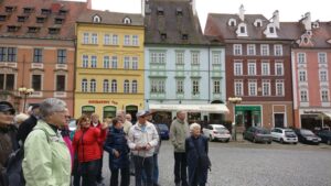 Stadtführerin begrüßt die Reisegruppe auf dem Marktplatz