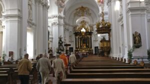 Blick durch das helle Kirchenschiff des Fuldaer Doms zum prachtvollen Hochaltar
