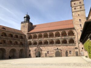 Der eindrucksvolle Innenhof der Plassenburg mit seinen Arkadengängen
