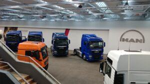 Moderne MAN Lastwagen in der Ausstellungshalle