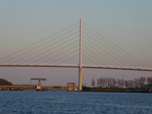 Brücke in der Abenddämmerung