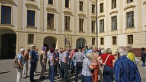 Führung vor barocker Palastfassade