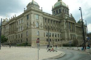 Monumentales Gebäude mit Kuppeltürmen vor weitläufigem Vorplatz