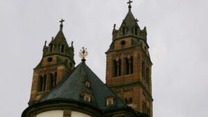 Markante Doppelturmfassade