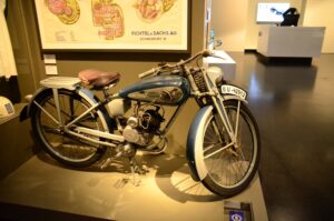 Ein frühes Motorrad aus der Sammlung des Museums Georg Schäfer in Schweinfurt