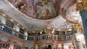 Der prachtvolle Bibliothekssaal des Klosters Wiblingen mit seinen Deckenfresken