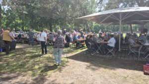 2025_Sommerfest - Die ersten Gäste treffen auf dem Festgelände ein.