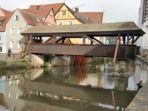 Eine überdachte Holzbrücke über die Vils in der Amberger Altstadt