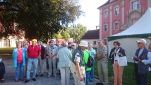 Salem: Besuchergruppe vor dem barocken Schlossgebäude