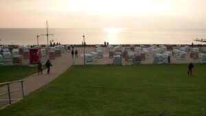 Strandkörbe an der Promenade im Abendlicht