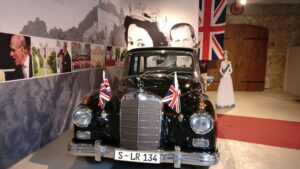 Klassische Mercedes-Limousine vor historischer Kulisse in Langenburg