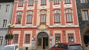 Kunstvoll verzierte Hausfassade