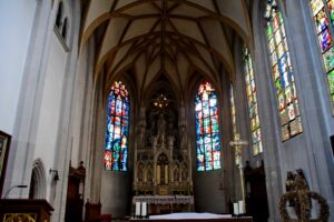 Bunte Fenster und Altarraum