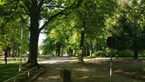 Spaziergang durch die Parkanlage