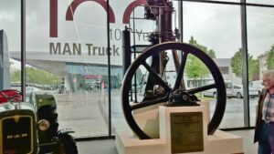 Blick auf einen historischen Motor im MAN Truck Forum