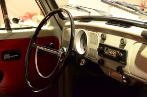 Blick in den Innenraum eines historischen Automobils mit klassischem Armaturenbrett
