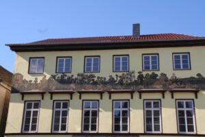 Geschmückte Hausfassade in Amorbach