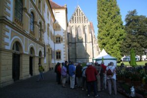 Salem: Schlosshof mit Blick auf den Münsterturm