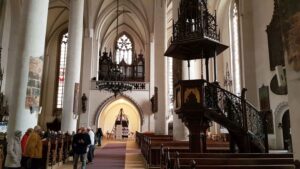 Die Reisegruppe besichtigt eine Kirche