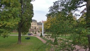 Blick durch den Schlossgarten auf die historischen Gebäude des Fuldaer Stadtschlosses