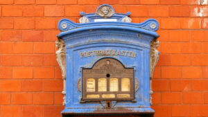 Ein historischer Briefkasten in Celle