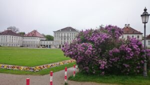 Schloss Nymphenburg mit blühendem Flieder im Park