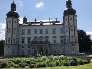 Repräsentativer Schlossbau, flankiert von zwei mächtigen Türmen mit Zwiebelhauben