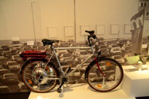 Ein motorisiertes Fahrrad als Beispiel für die Entwicklung moderner Zweiräder