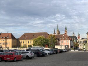 Spaziergang durch die gepflegte Umgebung der Würzburger Residenz