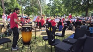 2025_Sommerfest - Die Concert Band begleitet den Nachmittag musikalisch.